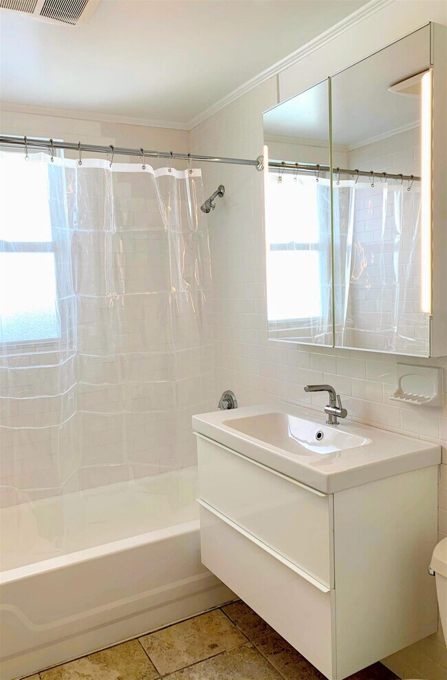 Building Photo - 98 Bristol Rd