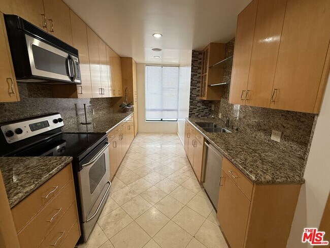 Building Photo - 450 N Oakhurst Dr