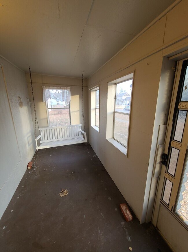 Building Photo - 2 bed 1.5 bath with vacant lot for your ki...