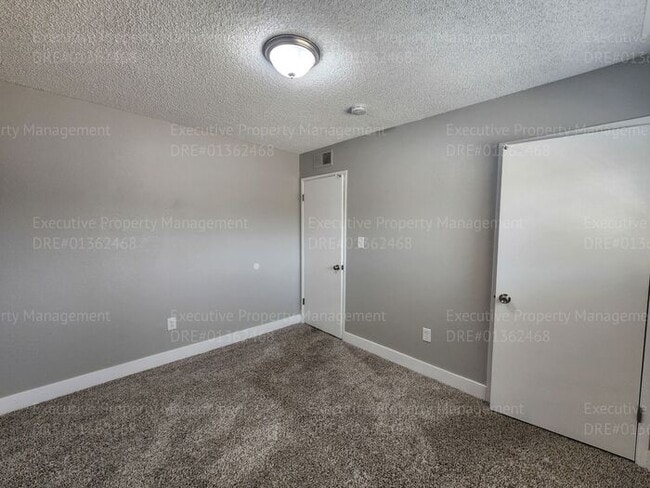 Building Photo - 4 bedroom 2 bath great location.
