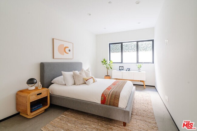 Building Photo - 611 Broadway St