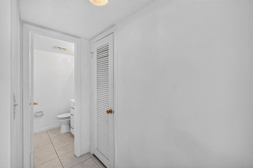 Building Photo - 660 Tennis Club Dr