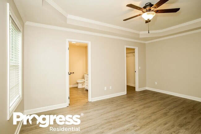 Building Photo - 305 Talon Dr SE