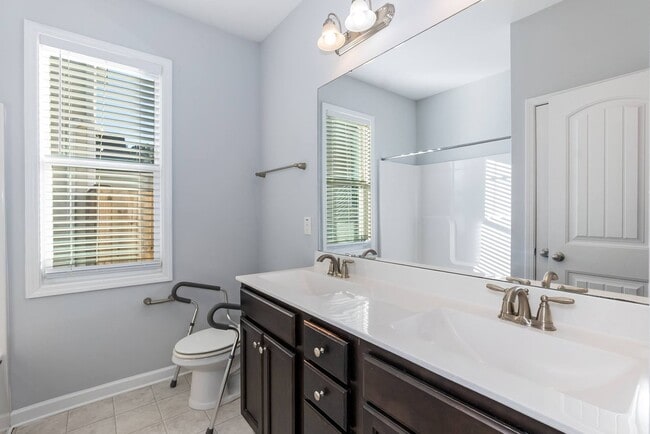 Building Photo - One Level Home Move In Ready!