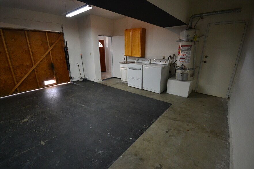 Ground floor garage with direct entry to home upstairs - 3161 Weldon Ave
