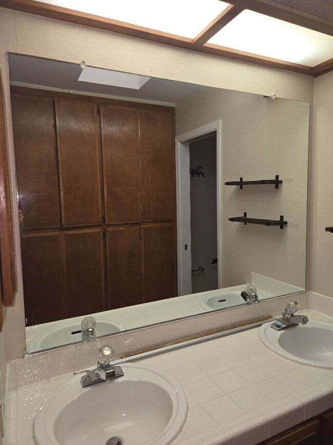 Building Photo - Charming Single Story 3 Bed 2 Bath House