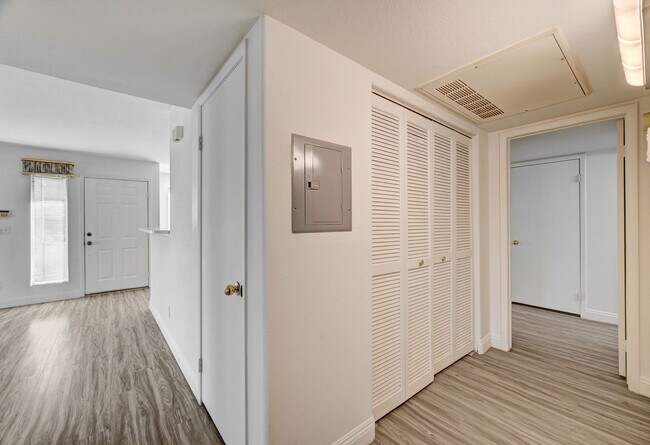 Building Photo - Great 2 bedroom 2 bathroom upstairs condo!
