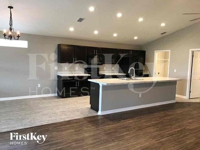 Building Photo - 2600 Sanderling St