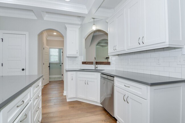 Building Photo - Beauty in Riverwood on Corner Lot!