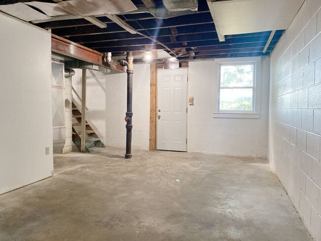 Building Photo - 1/2 OFF FIRST MONTH'S RENT SPECIAL On Upda...