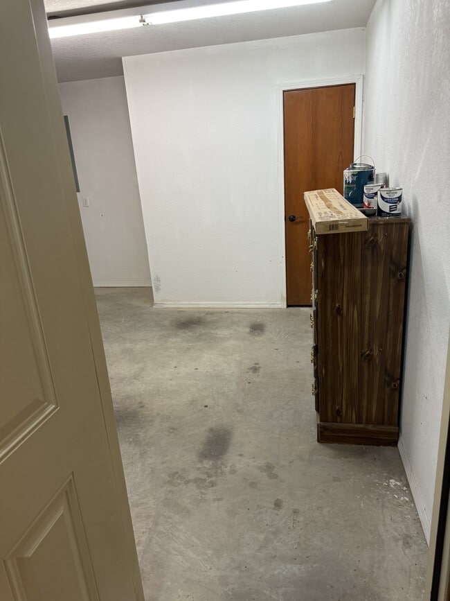 Building Photo - 2204 Lakeview Dr