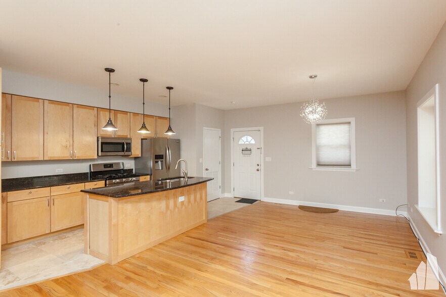 Building Photo - 845 W Lawrence Ave