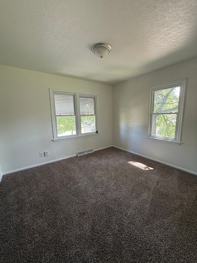 Building Photo - Move in ready! Large 4 bedroom home.