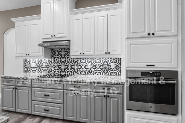 Building Photo - 121 Cedar Ln