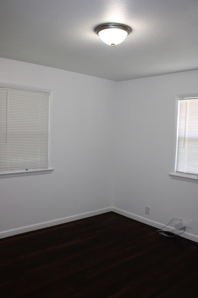 Building Photo - 4 Bed 1 bath off 635 and State Avenue