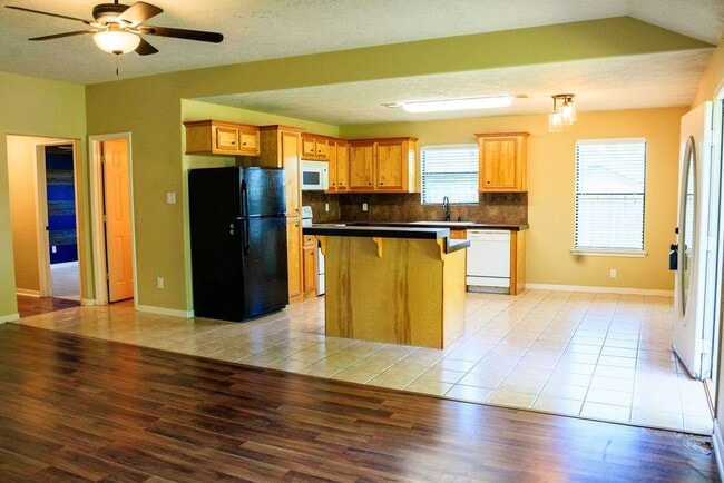 Building Photo - 9550 Thousand Oaks Loop