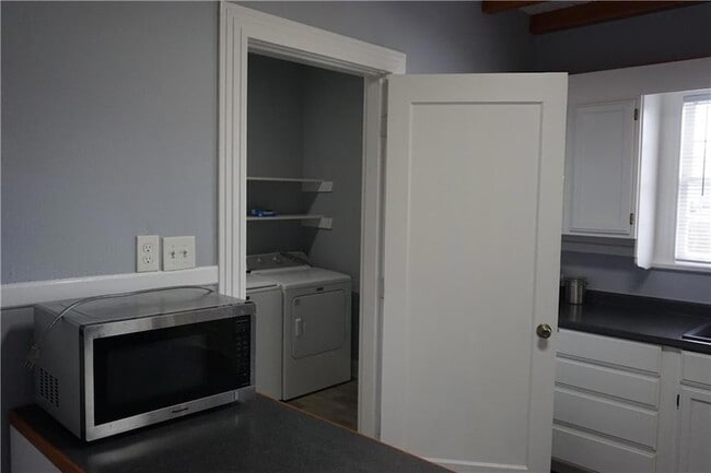 Building Photo - 177 W 5th St