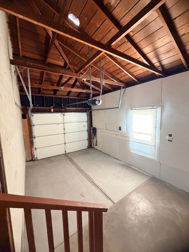 Building Photo - Lovely 2 bedroom with attached Garage