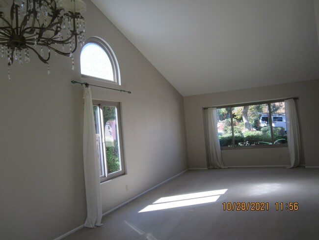 Building Photo - LAKE HILLS BEAUTY IN LA SIERRA