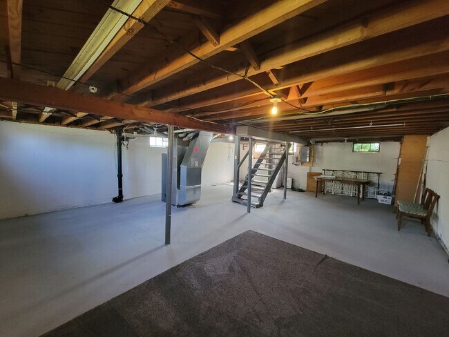 Building Photo - 2 Bedroom House