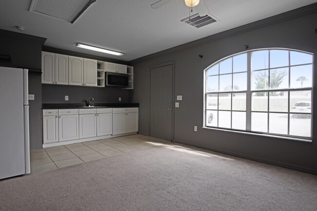 Building Photo - 2326 Fan Palm Dr