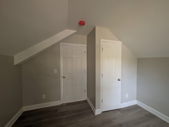 Building Photo - Room in House on Hart St