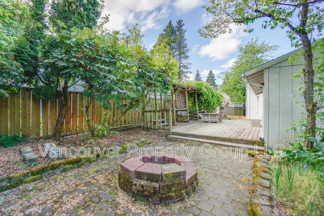 Building Photo - 7003 NW Dogwood Dr