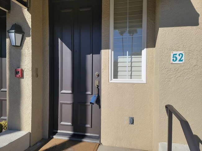 Building Photo - 2 BD/2 BATH