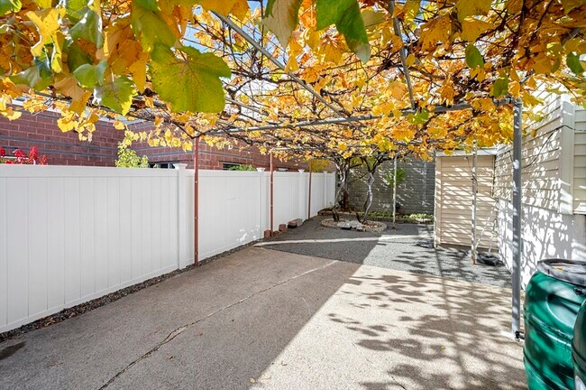 Building Photo - 50 Temple St