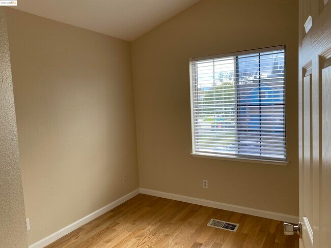 Building Photo - 5239 Woodside Way