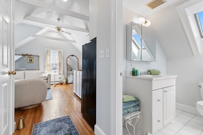 Building Photo - 3 Circle St