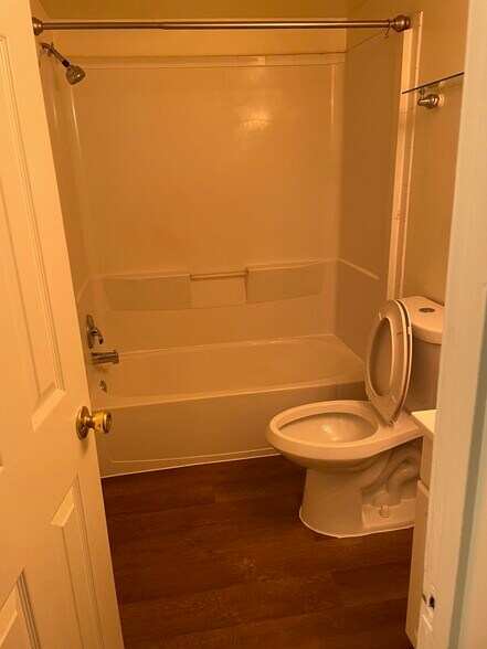 Bathroom 2 - 10245 Prince Plz