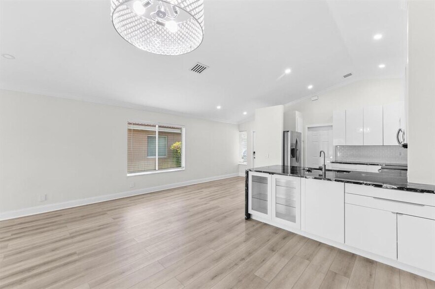 Building Photo - 1425 Majesty Ter