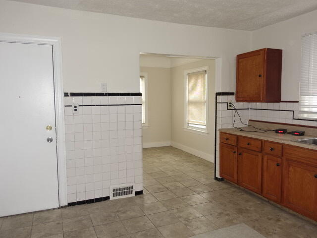 Building Photo - 8205 Outer Dr E