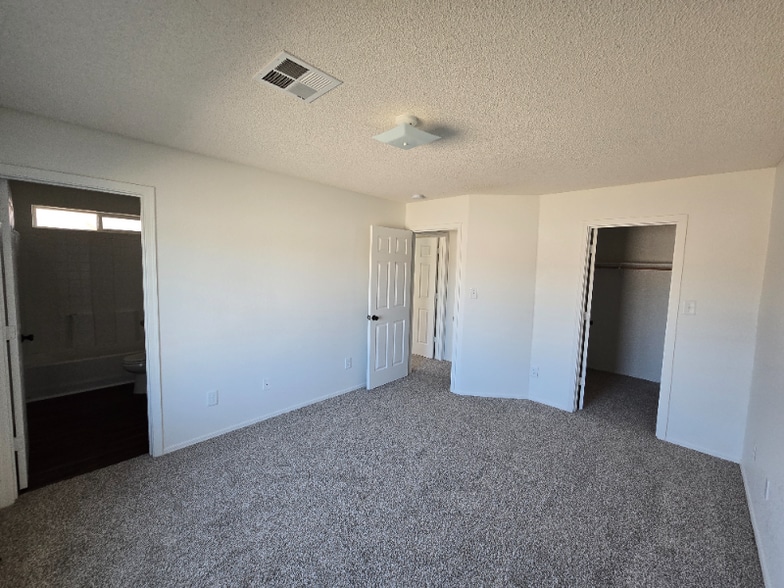 Building Photo - 953 S 47th Dr