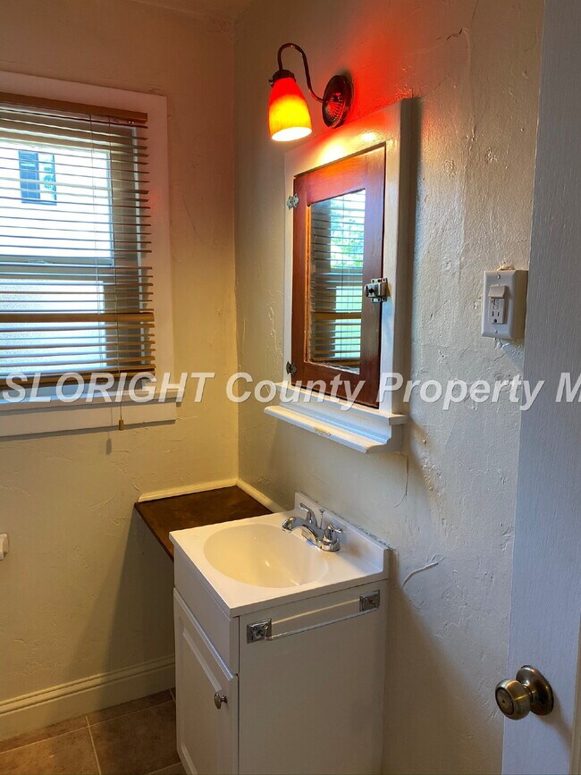 Building Photo - AVAILABLE JULY - Great 2 Bedroom Close to Poly/Downtown
