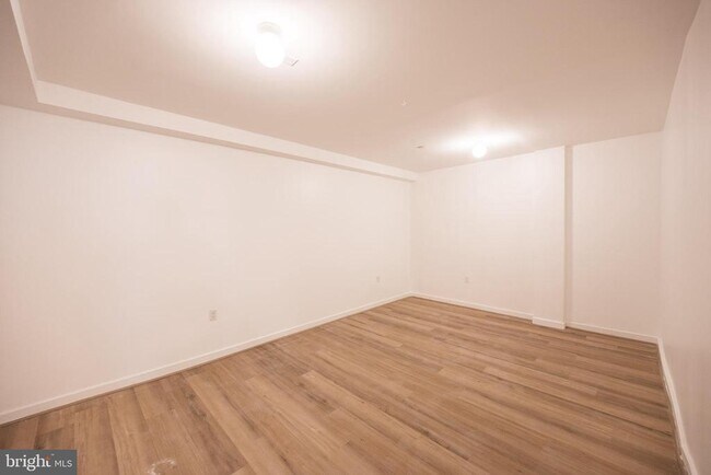 Building Photo - 711 W Thompson St