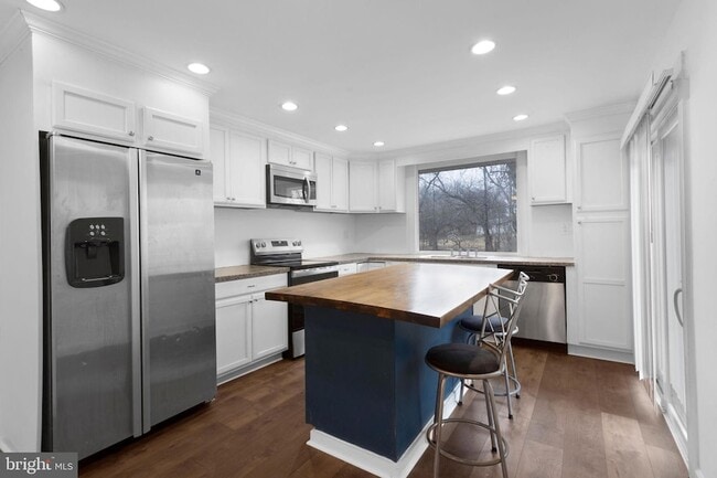 Building Photo - 950 Central Ave