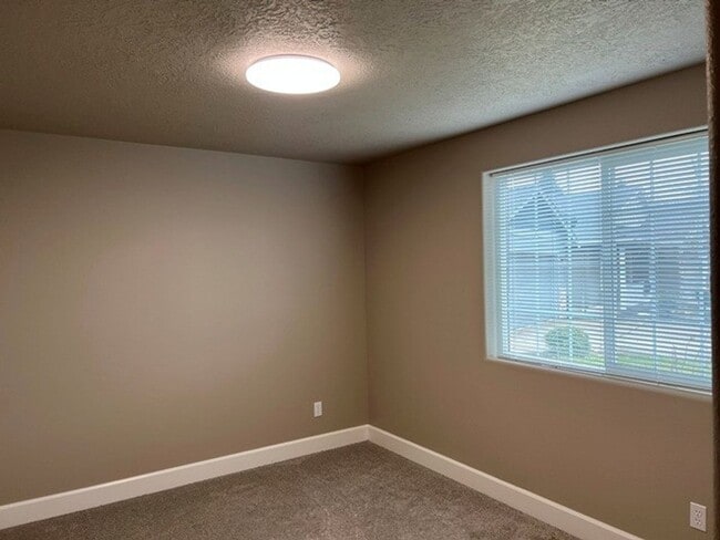 Building Photo - 3Bd/2Ba Single Story House - Available to View!