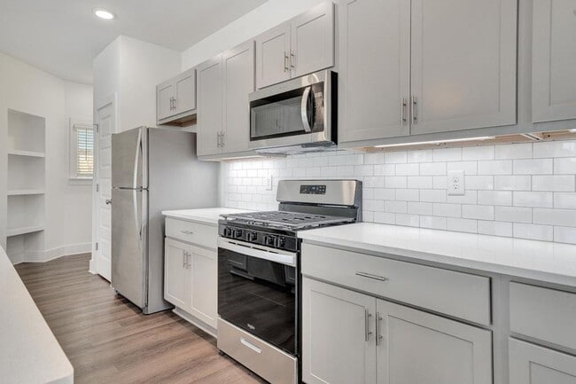 Building Photo - 2 Bedroom with Bonus Office!