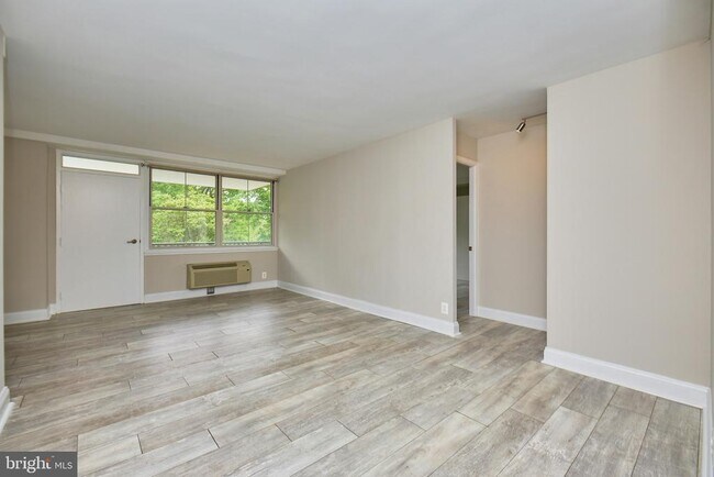 Building Photo - 2030 N Adams St