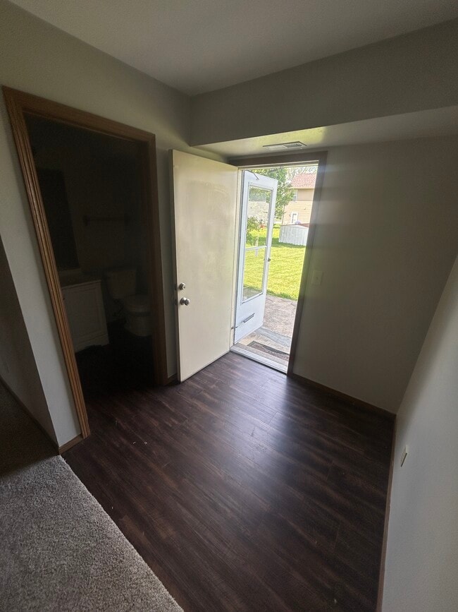 Building Photo - 555 Whitegate Dr