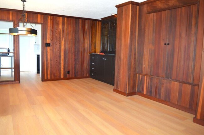 Building Photo - Pros127-129