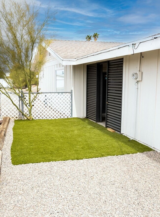 Building Photo - Beautiful Lake Havasau Home