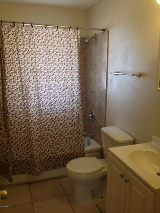 Building Photo - 3 bed 2 bath home with Garage