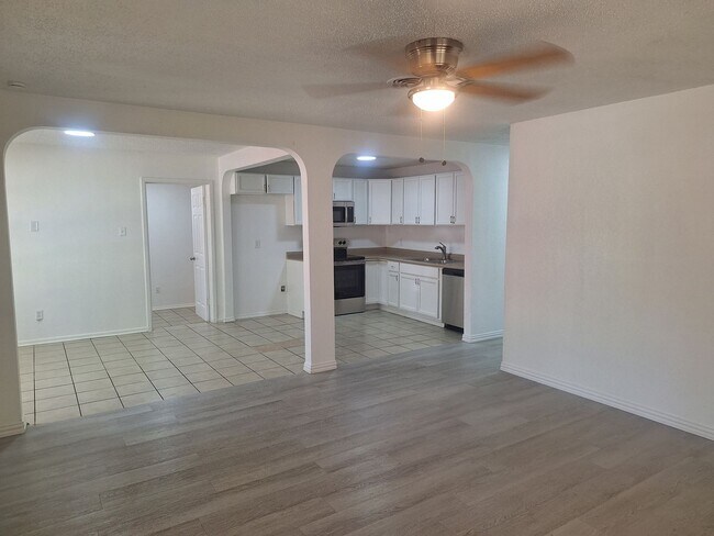 Building Photo - Spacious 4-Bedroom Retreat