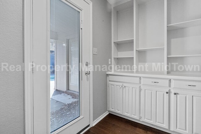 Building Photo - 2707 Edinboro Dr