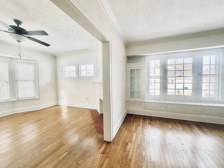 Building Photo - 1303 W 102nd St