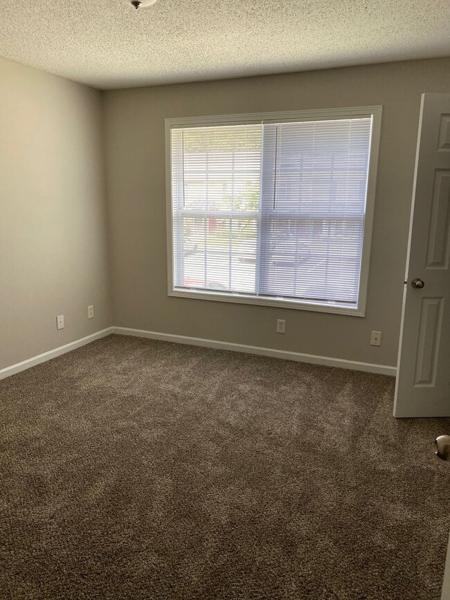 Building Photo - Great 2 bedroom townhome community located near downtown Dallas