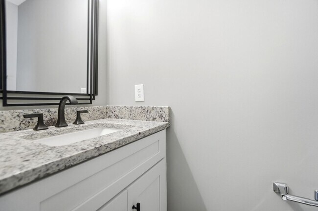 Building Photo - 2 Bedroom End Unit Townhome in University Heights!